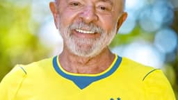 Presidente Lula sorrindo, vestindo camisa da Seleção Brasileira