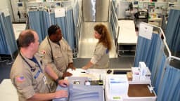 Equipe médica trabalha em posto de atendimento de emergência com equipamentos hospitalares (imagem de arquivo)