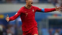 Cristiano Ronaldo comemora gol vestindo a camisa da seleção de Portugal