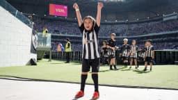 Torcedor mirim do Atlético-MG comemora com a Arena MRV cheia ao fundo em clássico contra o Cruzeiro (foto de arquivo)