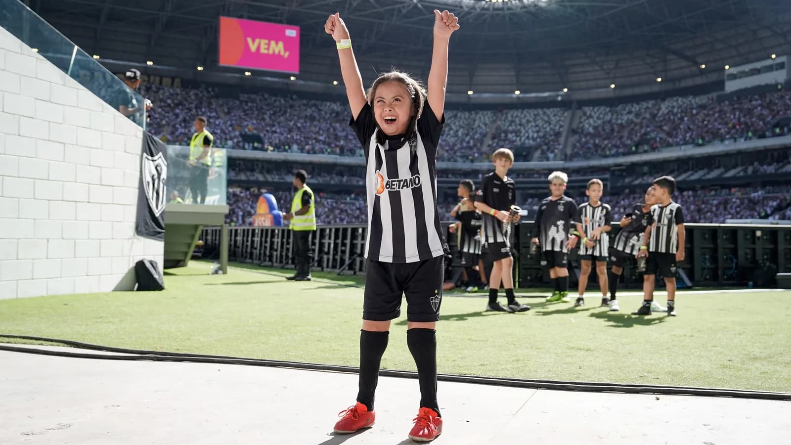 Torcedor mirim do Atlético-MG comemora com a Arena MRV cheia ao fundo em clássico contra o Cruzeiro (foto de arquivo)
