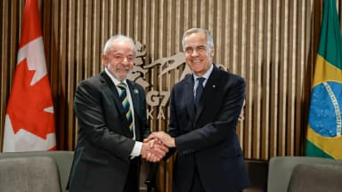 Lula cumprimenta o primeiro-ministro do Canadá, Mark Carney, em encontro de arquivo à margem do G7