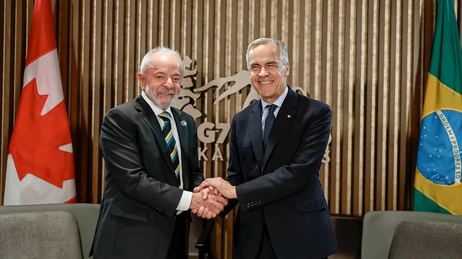 Lula cumprimenta o primeiro-ministro do Canadá, Mark Carney, em encontro de arquivo à margem do G7