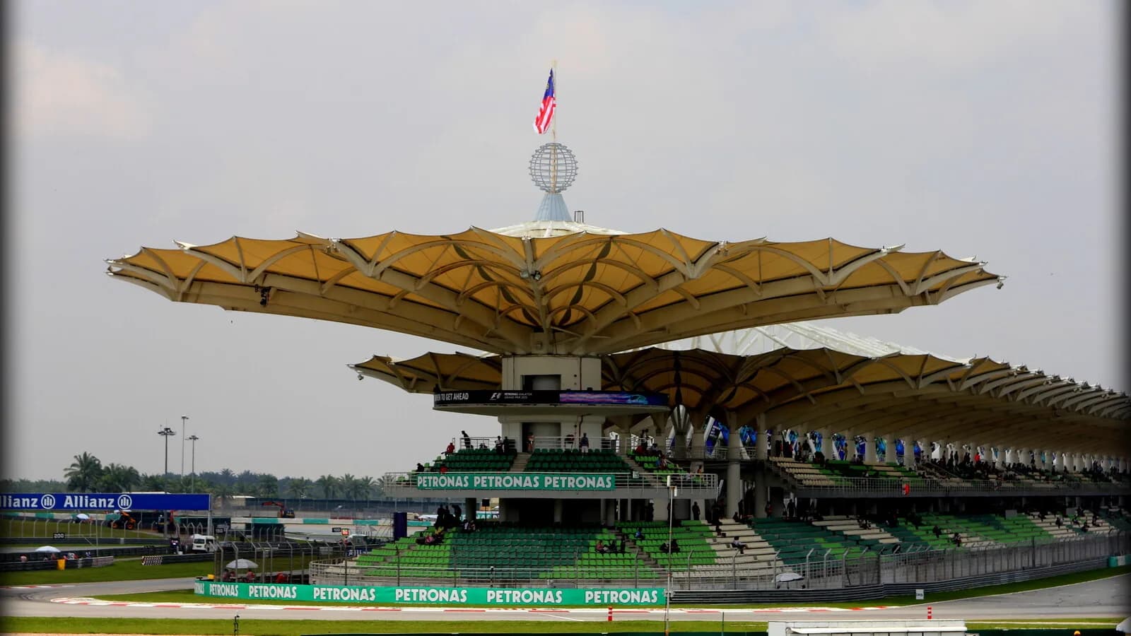 Arquibancadas e prédio dos boxes do Sepang International Circuit, na Malásia