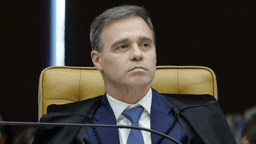 Ministro André Mendonça em sessão plenária do Supremo Tribunal Federal, usando toga