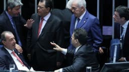 Senadores conversam no plenário durante negociação sobre a PEC da Segurança Pública