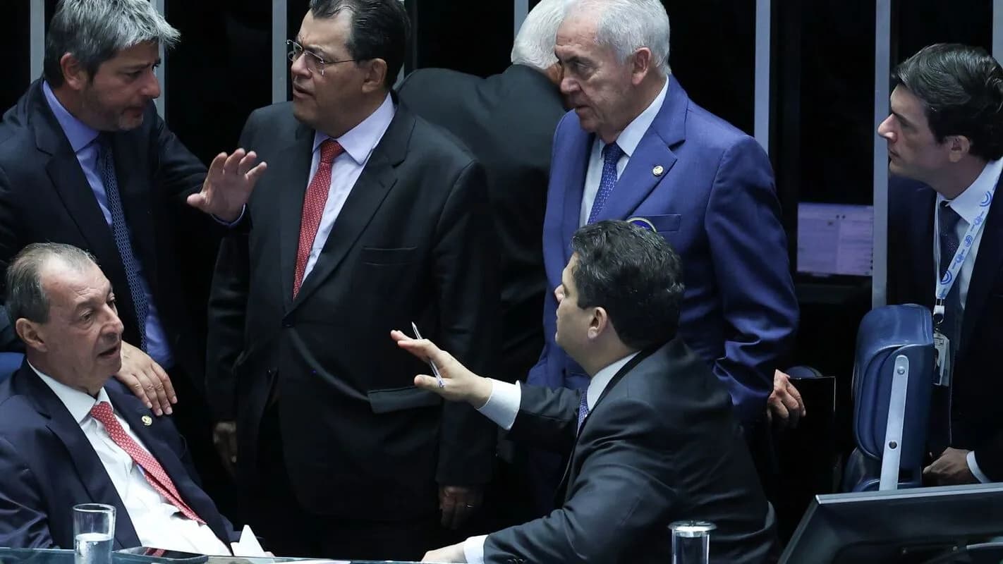 Senadores conversam no plenário durante negociação sobre a PEC da Segurança Pública