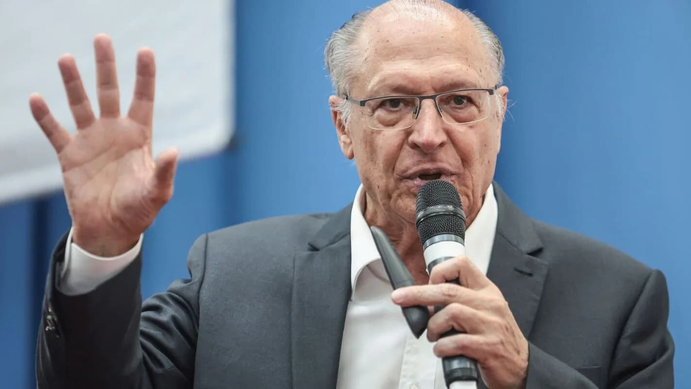 Geraldo Alckmin discursa em evento público, gesticulando com a mão levantada