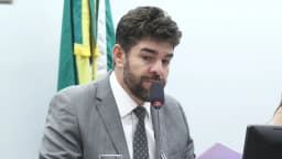 Deputado federal Zé Vitor falando ao microfone em audiência na Câmara