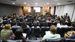 Candidatos assistem a aulão preparatório para concurso público em auditório de Brasília