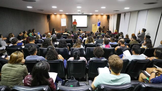 Candidatos assistem a aulão preparatório para concurso público em auditório de Brasília