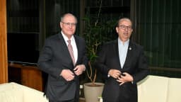 O governador de Santa Catarina, Jorginho Mello, ao lado do vice-presidente Geraldo Alckmin em reunião oficial