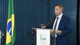 Rogério Marinho discursa em púlpito com a bandeira do Brasil ao fundo