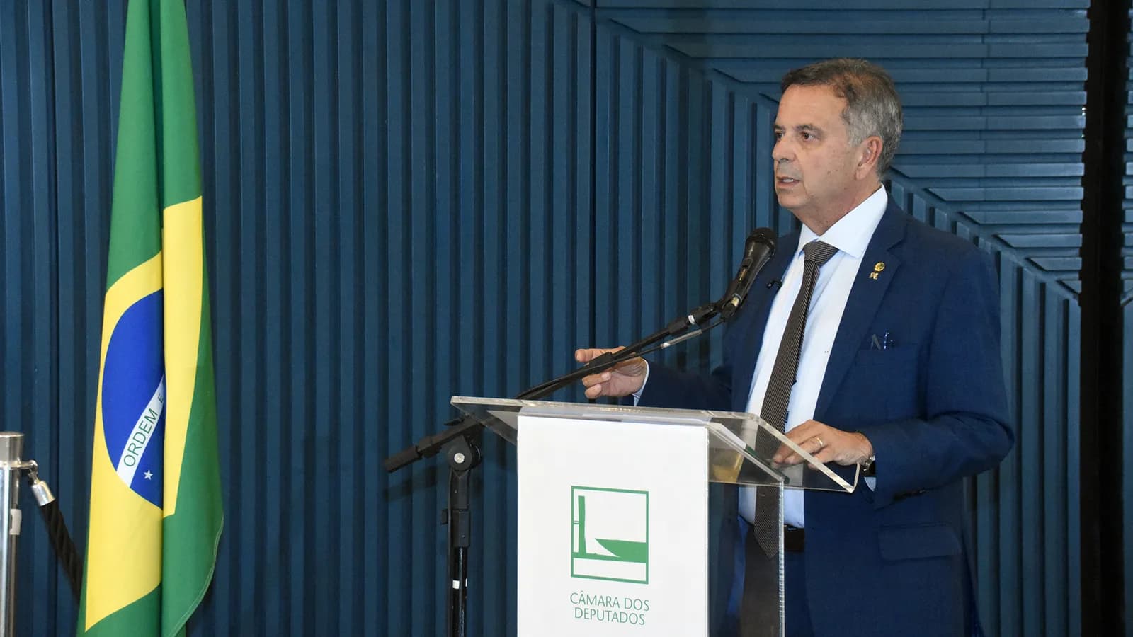 Rogério Marinho discursa em púlpito com a bandeira do Brasil ao fundo