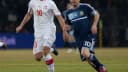 Lionel Messi com a camisa 10 da Argentina conduz a bola durante partida