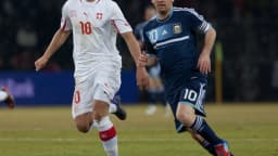 Lionel Messi com a camisa 10 da Argentina conduz a bola durante partida