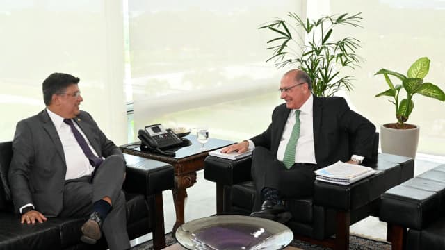 Senador Carlos Viana em reunião, sentado em poltrona de couro