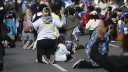 Pessoas em ato público com balões nas cores do Brasil, em contexto de mobilização eleitoral