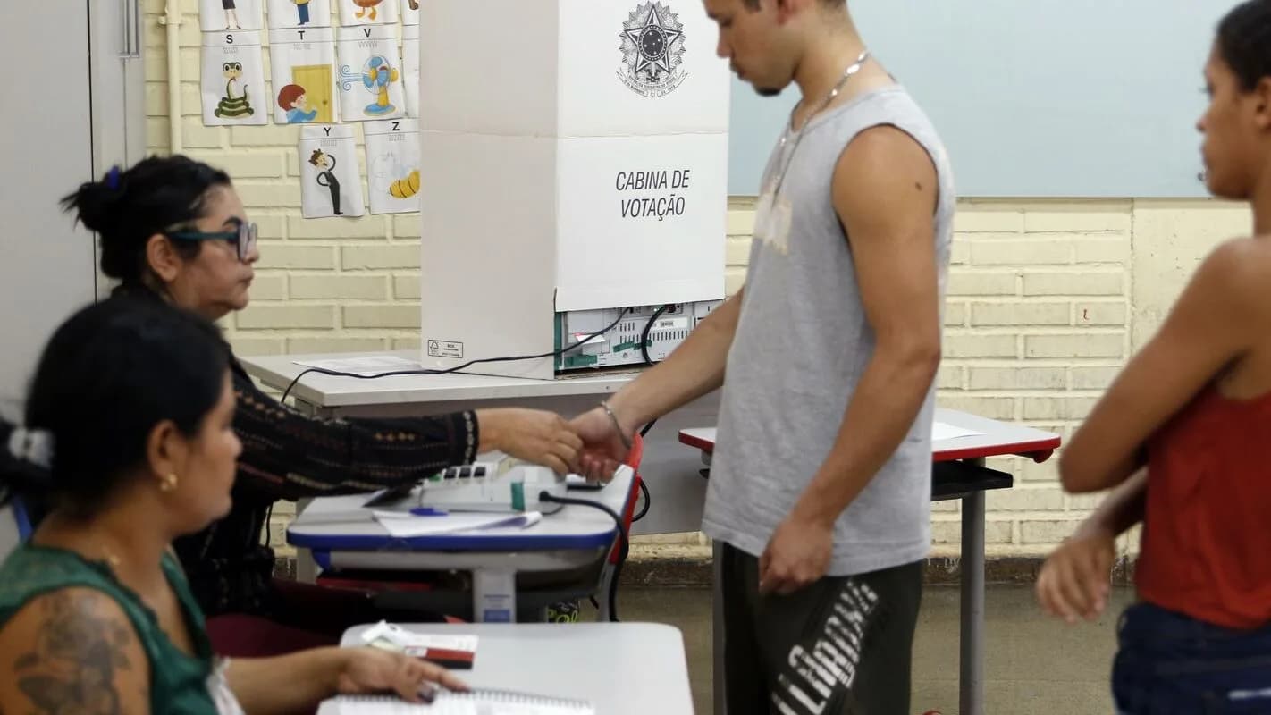 Eleitor participa de votação em urna eletrônica, foto de arquivo