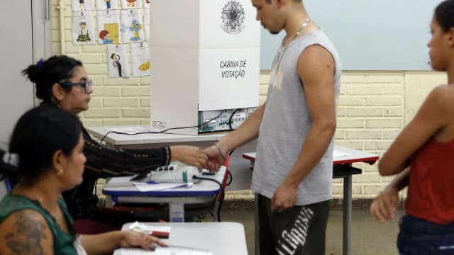 Eleitor participa de votação em urna eletrônica, foto de arquivo
