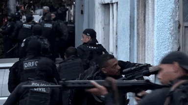 Policiais civis fortemente armados durante operação contra o Comando Vermelho no Rio de Janeiro