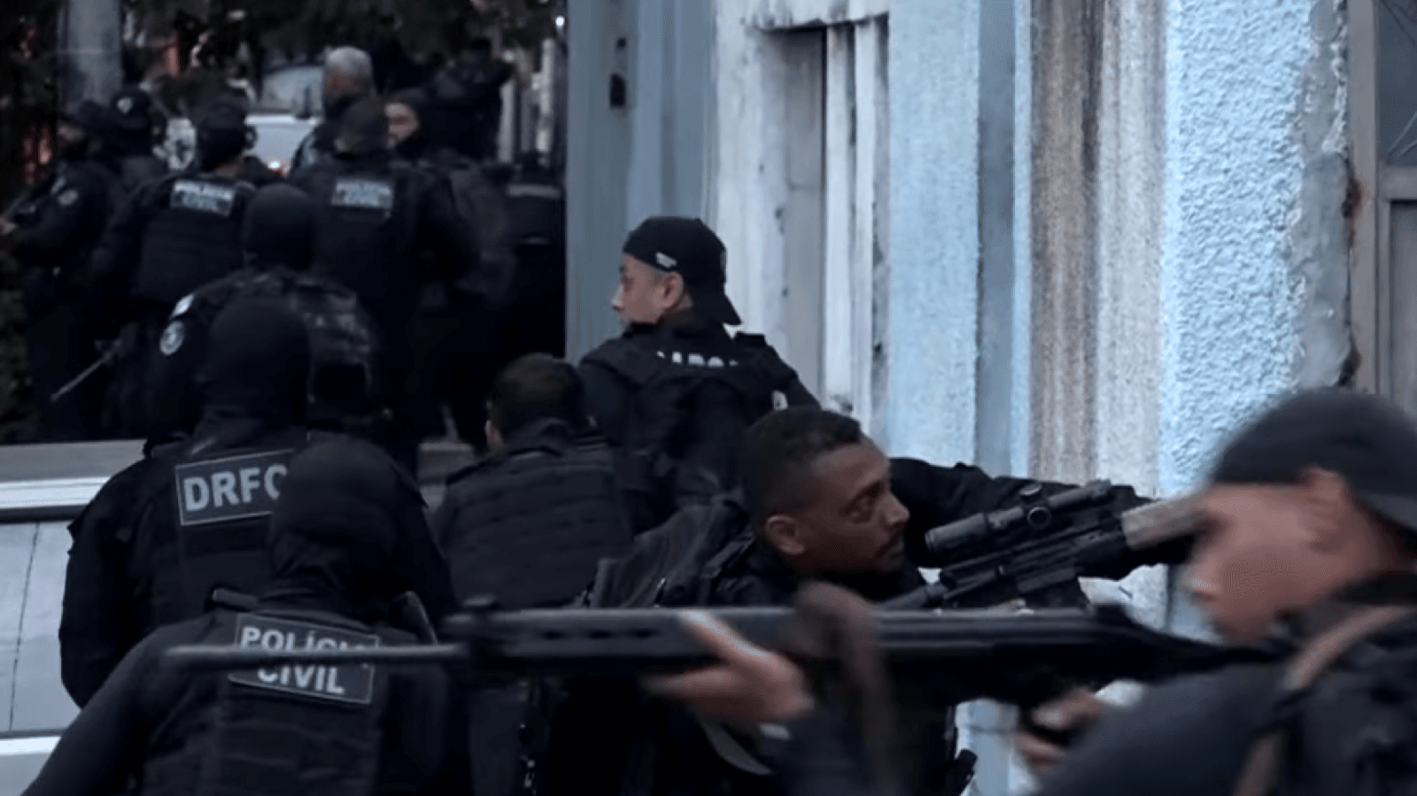 Policiais civis fortemente armados durante operação contra o Comando Vermelho no Rio de Janeiro