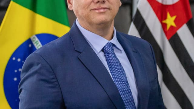 Tarcísio de Freitas em retrato oficial como governador de São Paulo