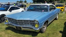 Ford Galaxie 500 azul clássico exposto em encontro de carros antigos
