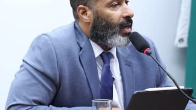 Homem fala ao microfone durante audiência pública na Câmara dos Deputados sobre o mercado de apostas online (foto de arquivo, contexto)