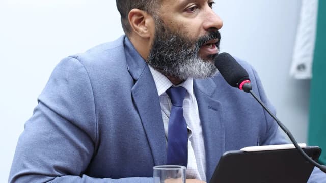 Homem fala ao microfone durante audiência pública na Câmara dos Deputados sobre o mercado de apostas online (foto de arquivo, contexto)