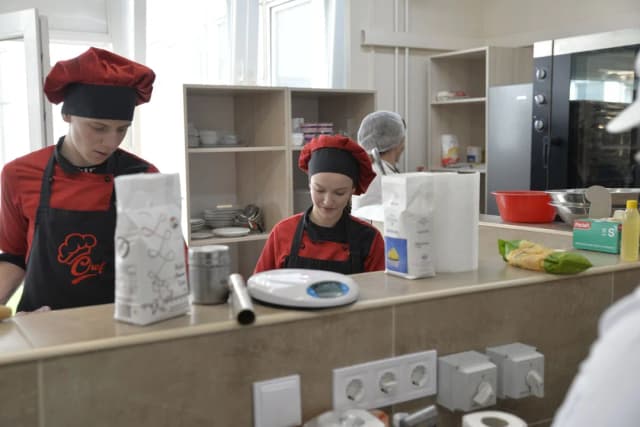 SinHoRes oferece 14 cursos gratuitos em gastronomia e hotelaria em Santos