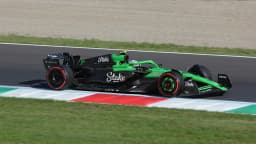 Carro de Gabriel Bortoleto em pista durante corrida de Fórmula 1