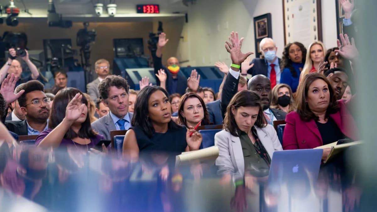 Jornalistas levantam a mão para fazer perguntas em coletiva de imprensa