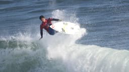 Gabriel Medina surfa onda durante competição da WSL