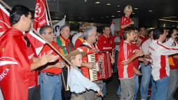 Torcedores do Internacional com bandeiras vermelhas e brancas do clube