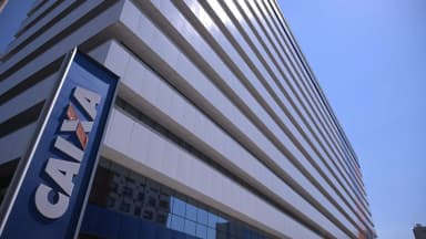 Fachada do prédio da Caixa Econômica Federal em Brasília, com o logotipo do banco em destaque