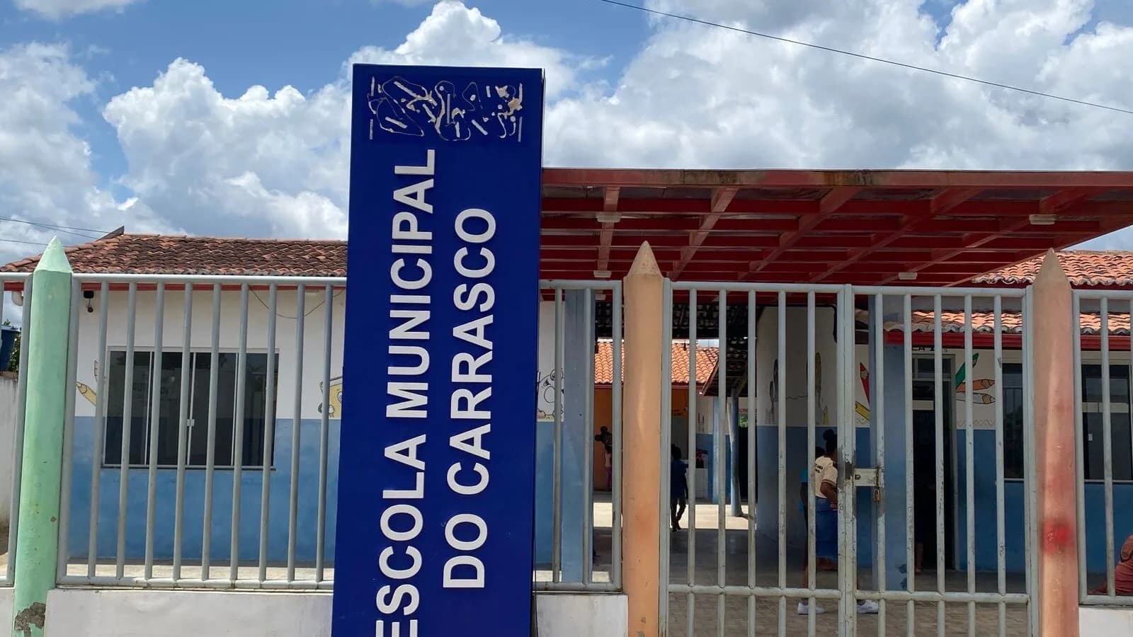 Fachada de escola municipal brasileira, imagem de arquivo meramente ilustrativa