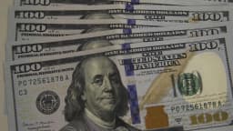Notas de dólar empilhadas