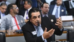 Domingos Sávio gesticula ao discursar em comissão no Senado