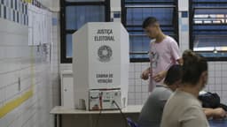 Cabine de votação da Justiça Eleitoral com urna eletrônica e eleitor, imagem de arquivo de eleição anterior