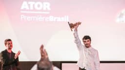 Diretor levanta troféu no palco da Première Brasil do Festival do Rio