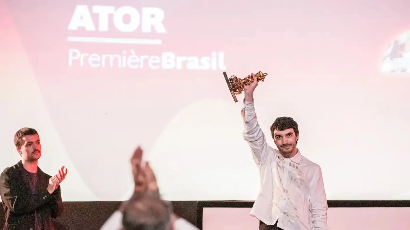Diretor levanta troféu no palco da Première Brasil do Festival do Rio