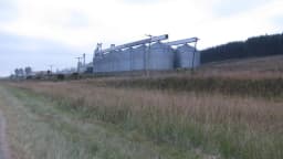 Silos de armazenagem de grãos em propriedade rural no Brasil