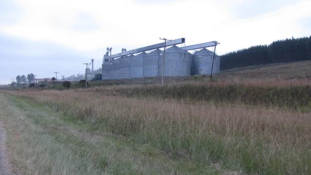 Silos de armazenagem de grãos em propriedade rural no Brasil