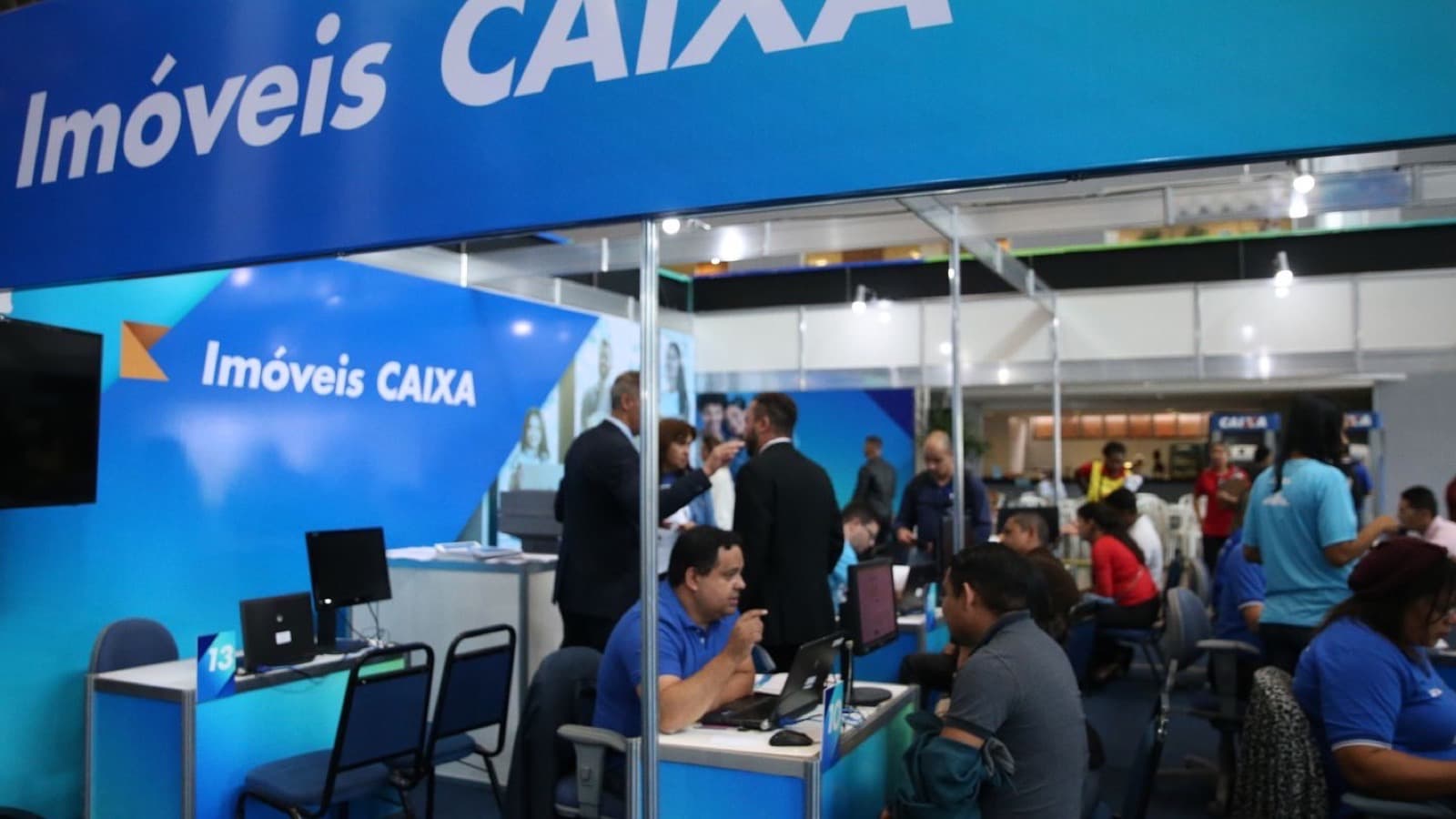 Atendentes e clientes em estandes do Imóveis Caixa durante o Feirão da Casa Própria em Brasília, em imagem de arquivo