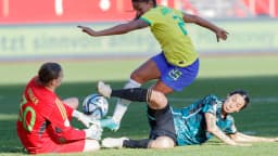 Gabi Nunes disputa bola em lance de jogo pela seleção brasileira, com goleira adversária no chão