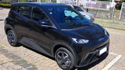 BYD Dolphin Mini preto estacionado em rua de cidade brasileira