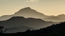 Paisagem de montanhas do Vale do Jequitinhonha ao amanhecer, região que sedia o Festivale (foto de arquivo)
