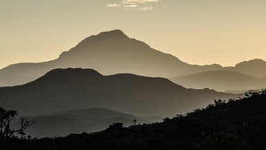 Paisagem de montanhas do Vale do Jequitinhonha ao amanhecer, região que sedia o Festivale (foto de arquivo)