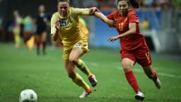 Duas jogadoras disputam bola em partida de futebol feminino, em foto de arquivo.